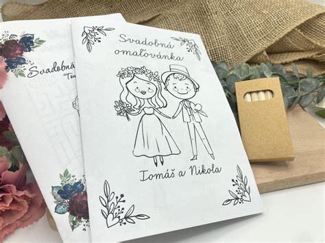 Svadobná prikrývka (quilt) zošitá zo štvorcov s odkazmi svadobných hostí