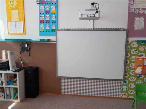 Fotografia interaktívnej tabule v škôlke s ranným odkazom a piktogramami pozdravov