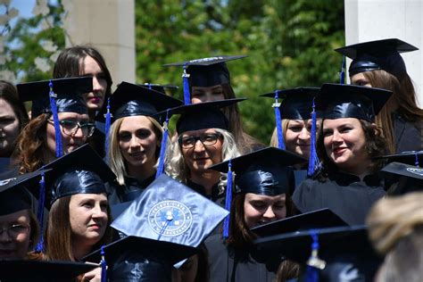 Ilustračné foto čerstvého absolventa s diplomom.