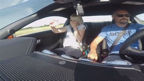 Muž si užíva jazdu na športovom aute.