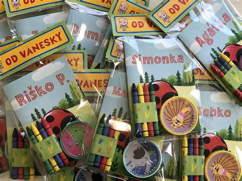 Koláž rôznych drobných darčekov vhodných pre deti do škôlky