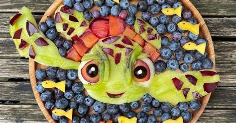 Ovocný tanier s rôznymi druhmi ovocia