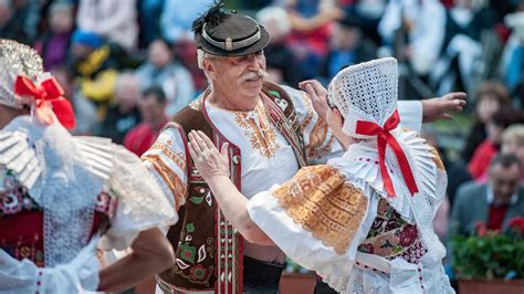 Záber z veľkého folklórneho festivalu vo Východnej s účinkujúcimi v tradičných krojoch