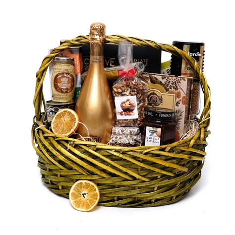 Záber na luxusne naaranžovaný darčekový kôš v masívnej drevenej debničke plný delikates.