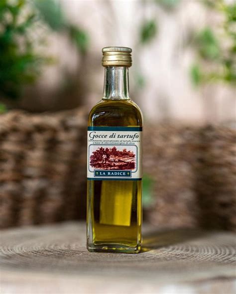 Detailná fotografia výberu talianskych krekrov, balzamika s hľuzovkou a olív.