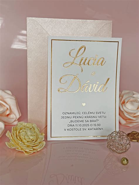 Ilustračná fotografia elegantného svadobného oznámenia s metalickou rosegold potlačou a kvetinovým motívom.