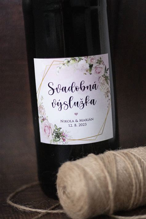 Koláž rôznych svadobných tlačovín v jednotnom štýle: pozvánka, menovka, etiketa na fľašu.