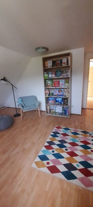 knižný kútik s malým svietidlom