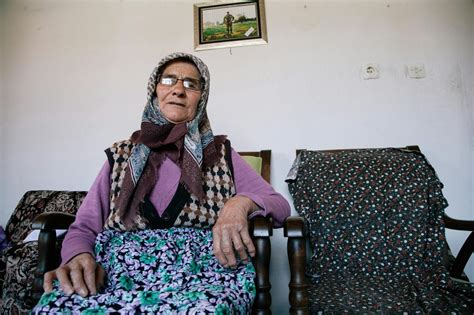 Tematické foto: usmievavá mama s darčekom