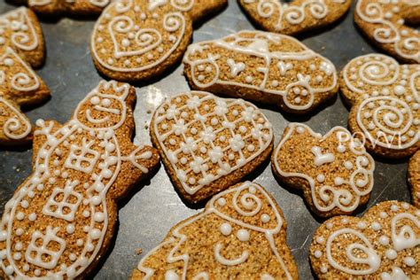 Vykrojené bezlepkové medovníčky na plechu