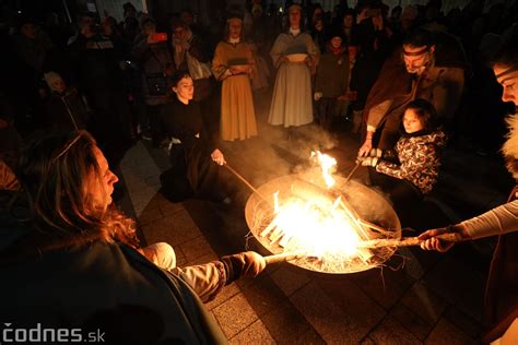 Tematické foto: Pohanské rituály zimného slnovratu s ihličnatými vetvami
