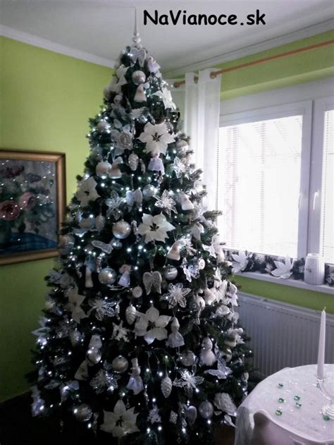 Fotografia: Moderný vianočný stromček zdobený v minimalistickom štýle