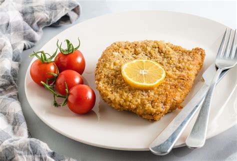 Foto: Chrumkavé rezne s kôrkou, podávané s plátkom citróna