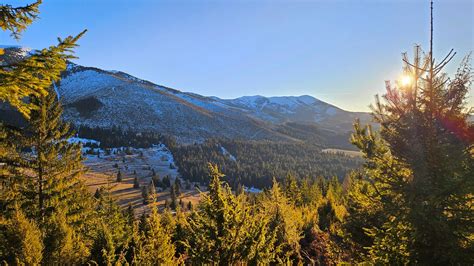 Tematická fotografia: dospelý syn alebo dcéra hovoriaci s otcom, obaja sa usmievajú a sú dojatí