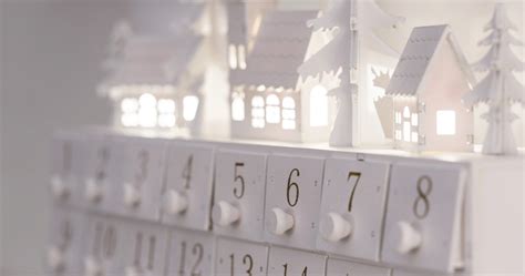 Koláž rôznych kozmetických produktov, ktoré sa môžu nachádzať v adventnom kalendári pre ženy