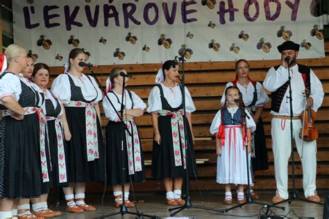 Fotografia tradičných drevených domov vo Vlkolínci a ľudová hudba