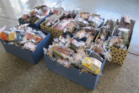 Ilustračná fotografia rôznych darčekových predmetov a balení