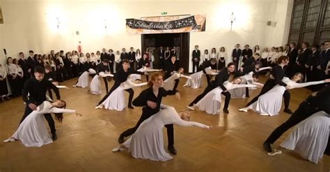 Ilustračná fotografia študentov na maturitnom plese s tradičnými zelenými stužkami