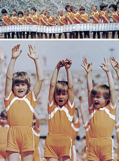 Tematické foto: oranžové oslavy, ľudia v oranžovom oblečení