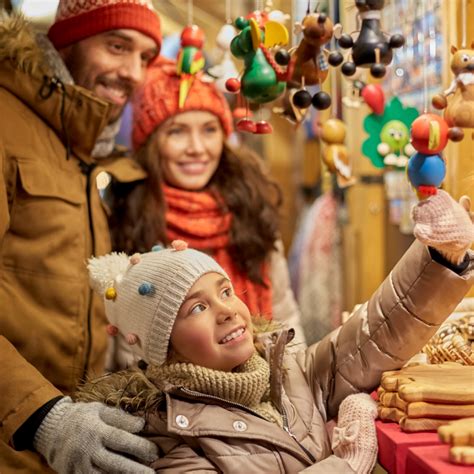 ilustrácia rodičov komunikujúcich s deťmi o vianočných plánoch
