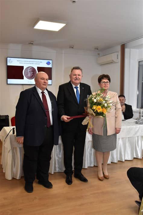 Fotografia primátora Stropkova JUDr. Ondreja Brendzu, odovzdávajúceho ocenenie pedagógom