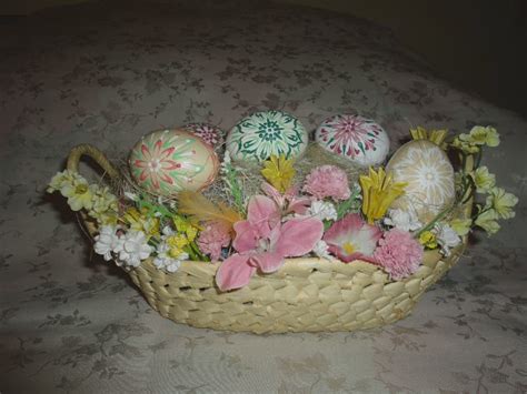 Ukážka aranžmánu s mechom, kraslicami a vetvičkami