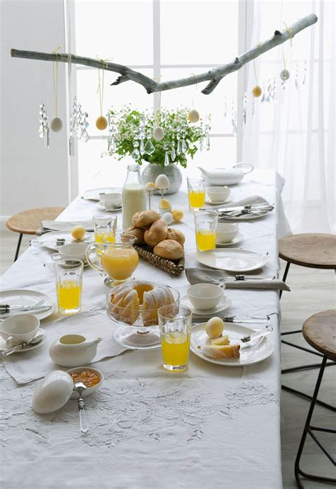 Štýlovo prestretý Veľkonočný stôl s kvetmi a vajíčkami