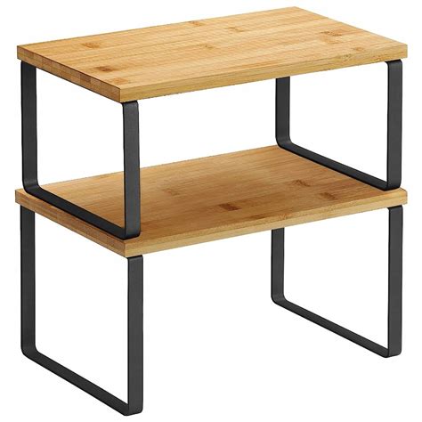 Detailný záber na zladený pár topánok a opasku pre ženícha