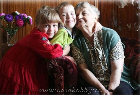 Fotografia vnučky s babičkou, spoločný darček