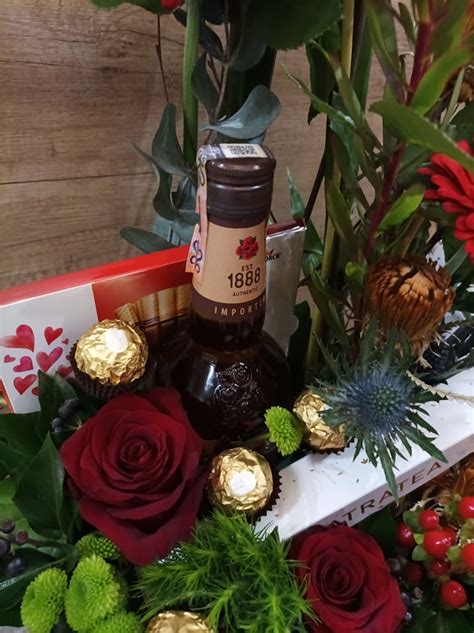 Koláž: Darčekový kôš s alkoholom, čokoládou a kvetmi