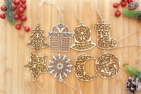 Koláž rôznych medzinárodných vianočných zvykov a ozdôb