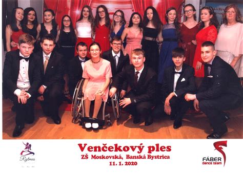 Tematické foto deviatakov s vysvedčením, radostná skupina absolventov základnej školy