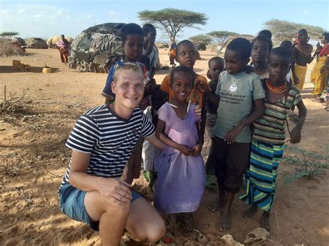 Tematické foto: človek meditujúci pri svetle sviečky v svietniku