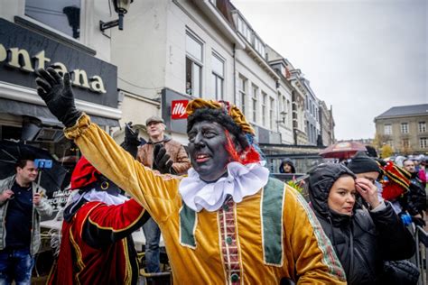 ilustrácia príchodu Sinterklaasa na lodi do holandského prístavu so Zwarte Piet