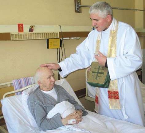 Ilustratívne foto: Kňaz udeľuje pomazanie chorých