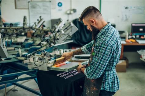 fotografia procesu ručnej potlače na textil