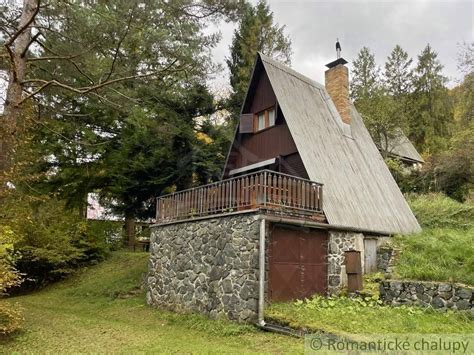 Panoramatický pohľad na chatu v prírodnom prostredí