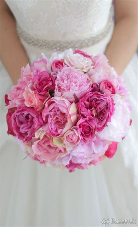 Tematické foto: Krásna svadobná kytica nevesty a pierko ženícha z myrty.