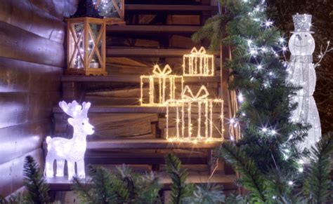 Svetelné dekorácie a sviečky pre vianočnú atmosféru