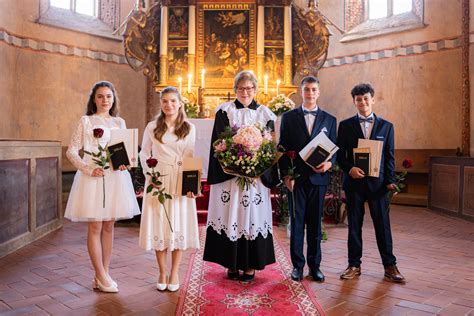 slávnostný moment konfirmácie v kostole, mladí ľudia pred oltárom