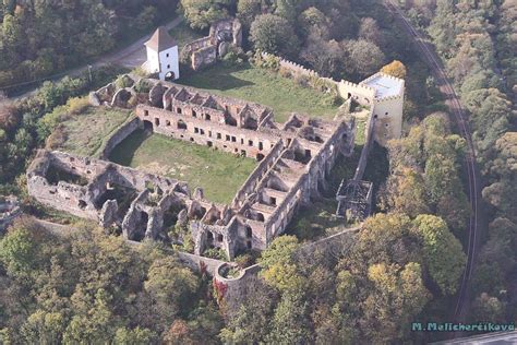 Záber na osvetlené nádvorie a historickú architektúru zámku Vígľaš