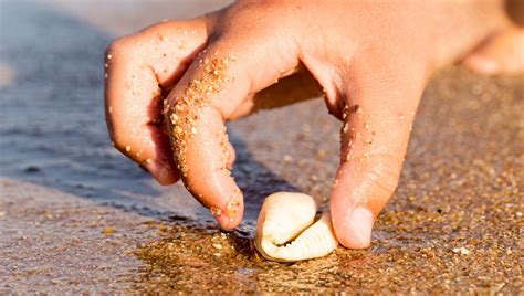 ilustračné foto: detská ruka držiaca modlitebnú knižku alebo ruženec