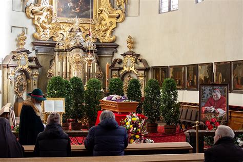 ilustračné foto: kňaz rozprávajúci sa s deťmi v kostole