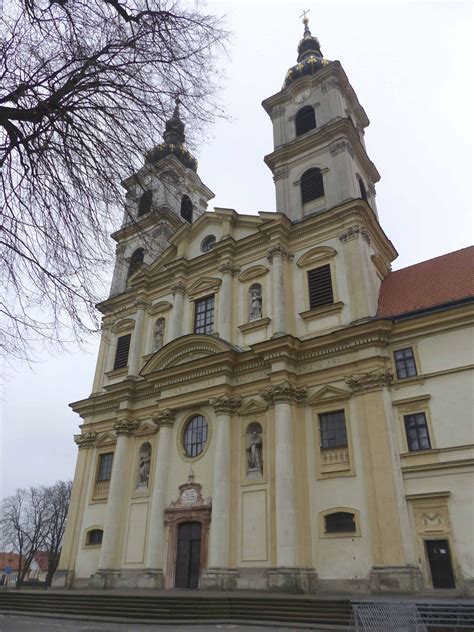 ilustračné foto: rodina v kostole počas svätej omše