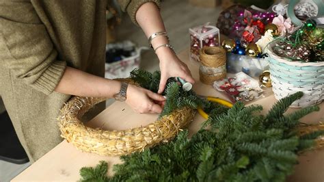 návod na výrobu tradičného adventného venca s čečinou
