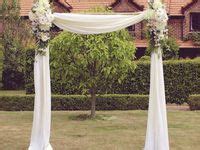 Zdobená svadobná brána pred domom nevesty