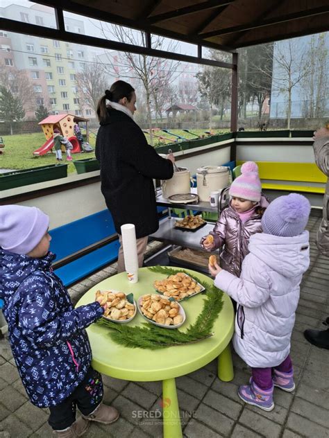 Deti v materskej škole zdobia vianočné medovníčky