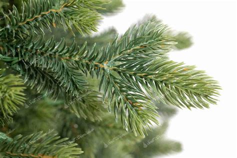 Detail 3D ihličia umelého vianočného stromčeka, ktorý imituje živé ihličie