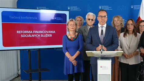 Infografika porovnávajúca súčasný a buduci systém financovania sociálnych služieb