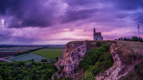 Tematické foto: Dražovský kostolík s idylickou krajinou v pozadí, možno aj so svadobným párom